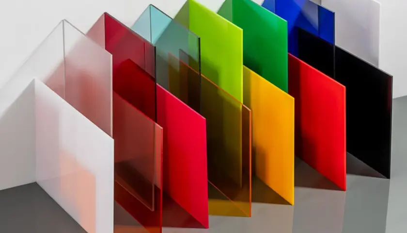 Lastre di vetro acrilico colorato, disposte a gradoni, mostrano la versatilità di questo materiale.
