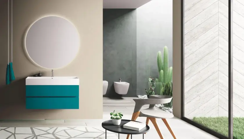 Bagno moderno con mobile sospeso turchese, specchio luminoso e cactus. Le puntotre arredobagno recensioni confermano l'eleganza.