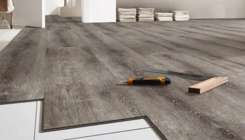 Installazione pavimento LVT: pro e contro. Strumenti per il taglio e posa in opera.