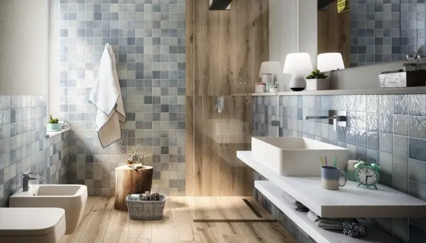 Bagno moderno con piastrelle blu e legno. Scopri come pulire le piastrelle del bagno per mantenerle splendenti.