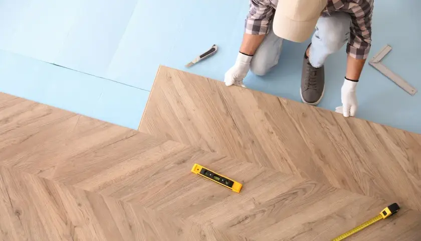 Installazione parquet a spina di pesce, con livella e metro. Soluzioni per dislivello pavimento.