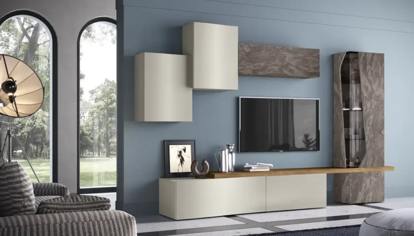 Soggiorno con pareti blu polvere e mobili scuri effetto pietra. Un mobile basso, pensili chiari e una vetrina alta creano un'elegante composizione.