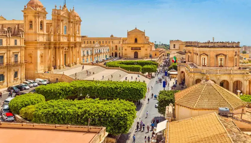 Piazza del Duomo a Noto, con la cattedrale barocca e le vie animate, un capolavoro di pietra di Noto sotto il sole siciliano.