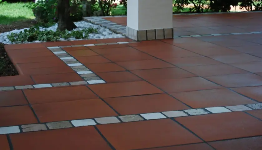 Pavimento esterno in cotto, ideale per pulire pavimento esterno poroso. Dettagli decorativi con inserti in pietra e ceramica.