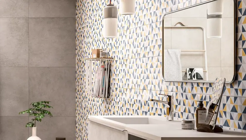 Bagno moderno con rivestimento a triangoli colorati, un'idea per il tuo rivestimento bagno fai da te.