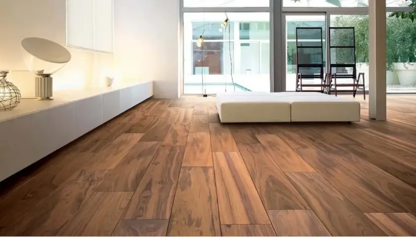 Pavimento in legno scuro, elegante e moderno. Quanto costa mettere parquet 100 mq per un salotto così?