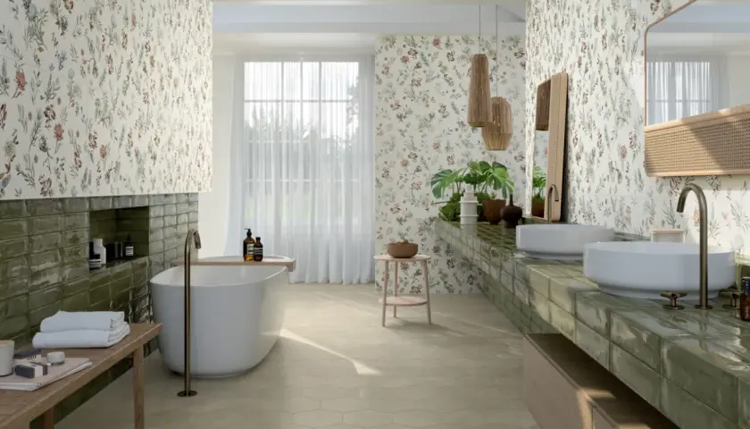 Bagno moderno con carta da parati floreale e piastrelle bagno ultime tendenze color verde lucido. Vasca freestanding e doppio lavabo.