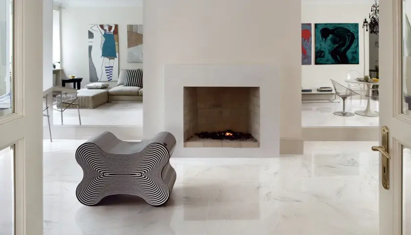 Pavimenti in gres Italia, recensioni positive per questo living moderno con camino e arredi di design.