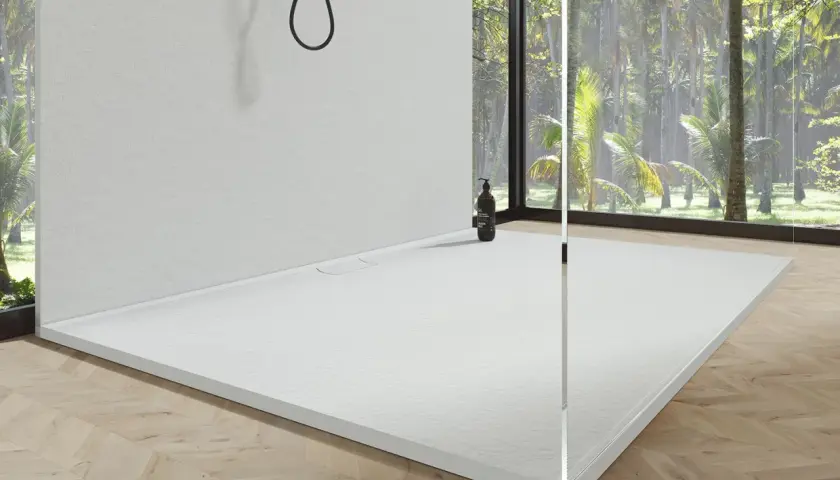 Piatto doccia bianco minimalista, con texture antiscivolo, il miglior materiale piatto doccia per un bagno moderno con vista tropicale.