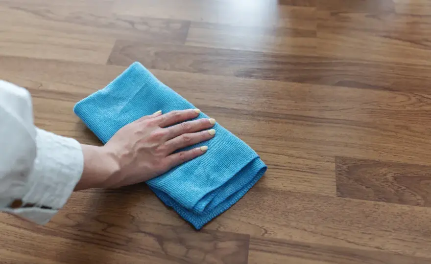Come togliere la colla dal legno senza danni - Guida