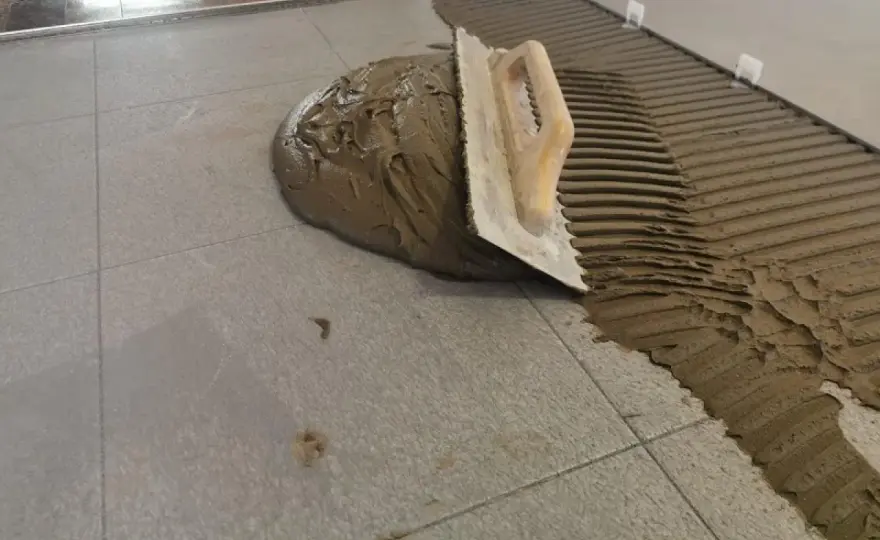 Incollare piastrelle con cemento - Quando ha senso e quando no