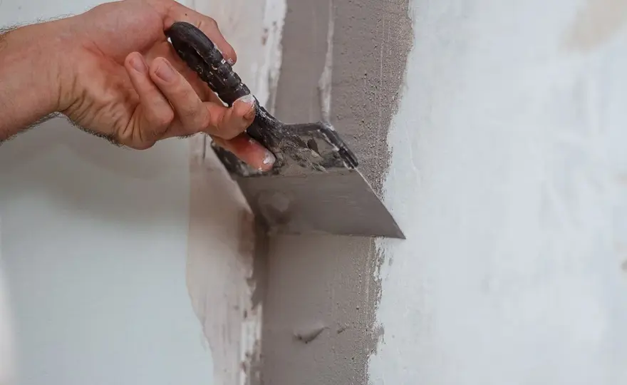 Buchi nel muro - Schiuma o stucco? La guida per una parete perfetta