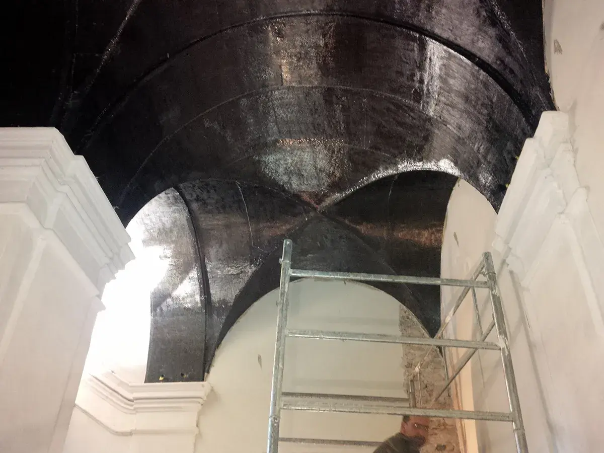 Lavori di consolidamento volte intradosso con telo nero. Struttura a crociera in fase di restauro.