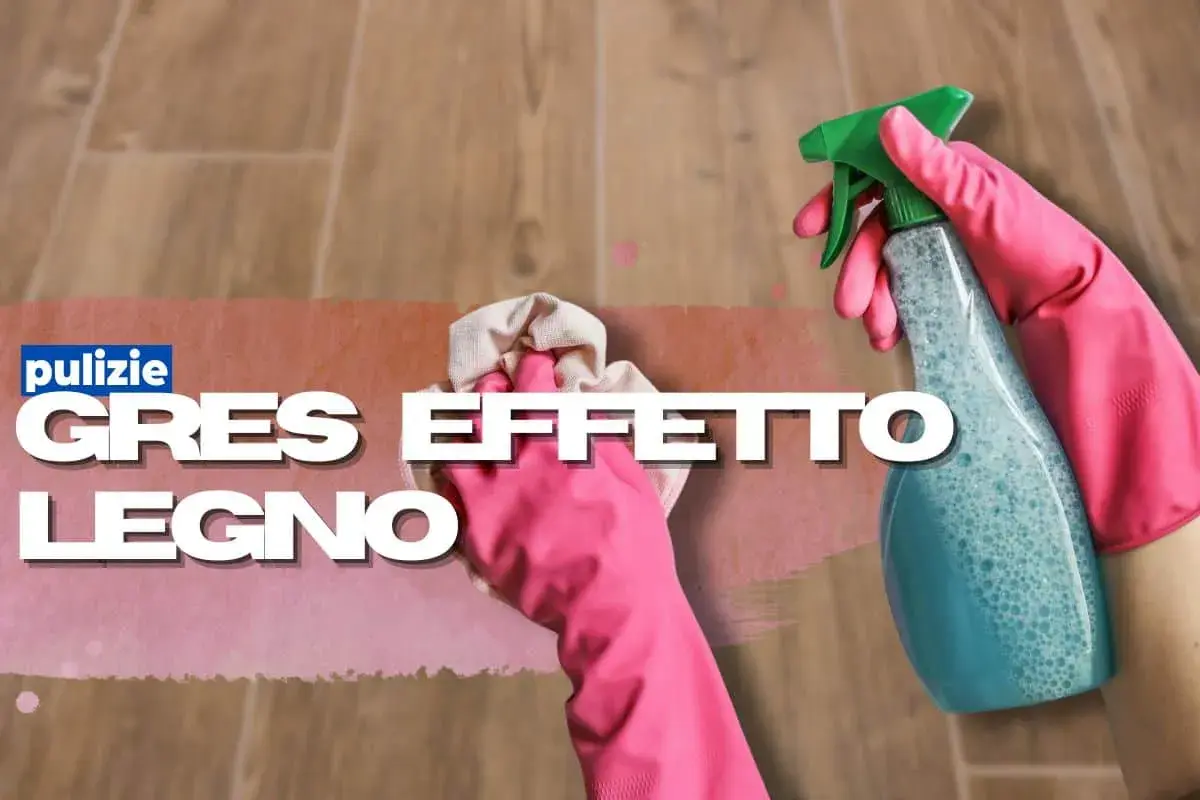 Mani con guanti rosa puliscono finto parquet gres effetto legno con spray e panno.
