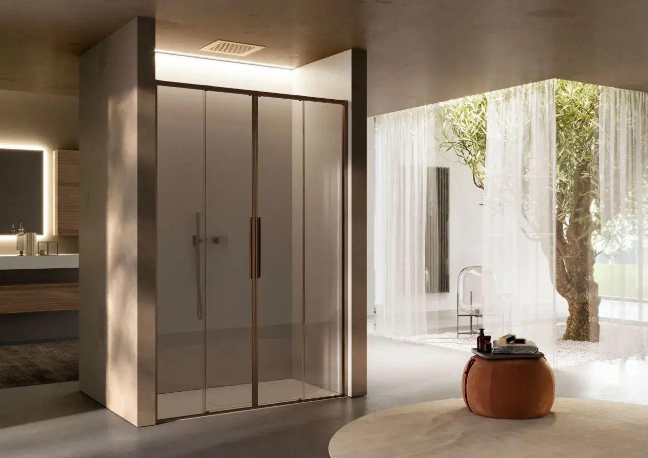 Doccia moderna con vetri fumé e profili bronzo. Un'oasi di relax dove scoprire come pulire mosaico doccia e mantenere splendente ogni dettaglio.