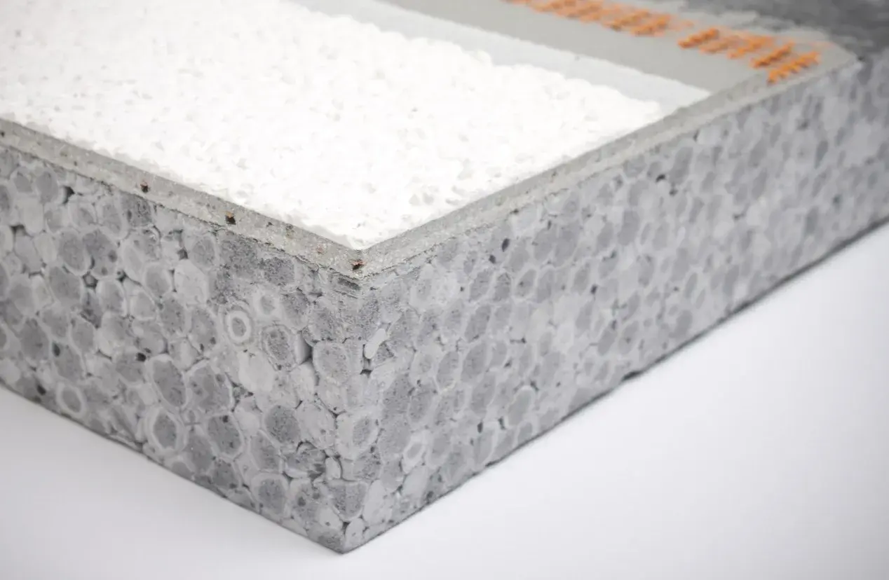 Sezione di un pannello isolante con strato esterno grigio a bolle e interno bianco. Attenzione: il polistirolo è infiammabile.