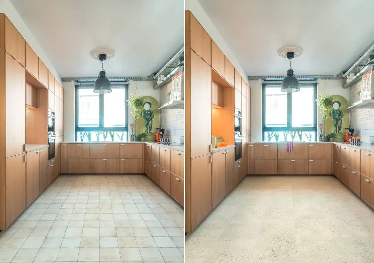 Cucina moderna con mobili in legno chiaro e pavimenti che ricordano i pavimenti anni 2000, con un tocco di design contemporaneo.