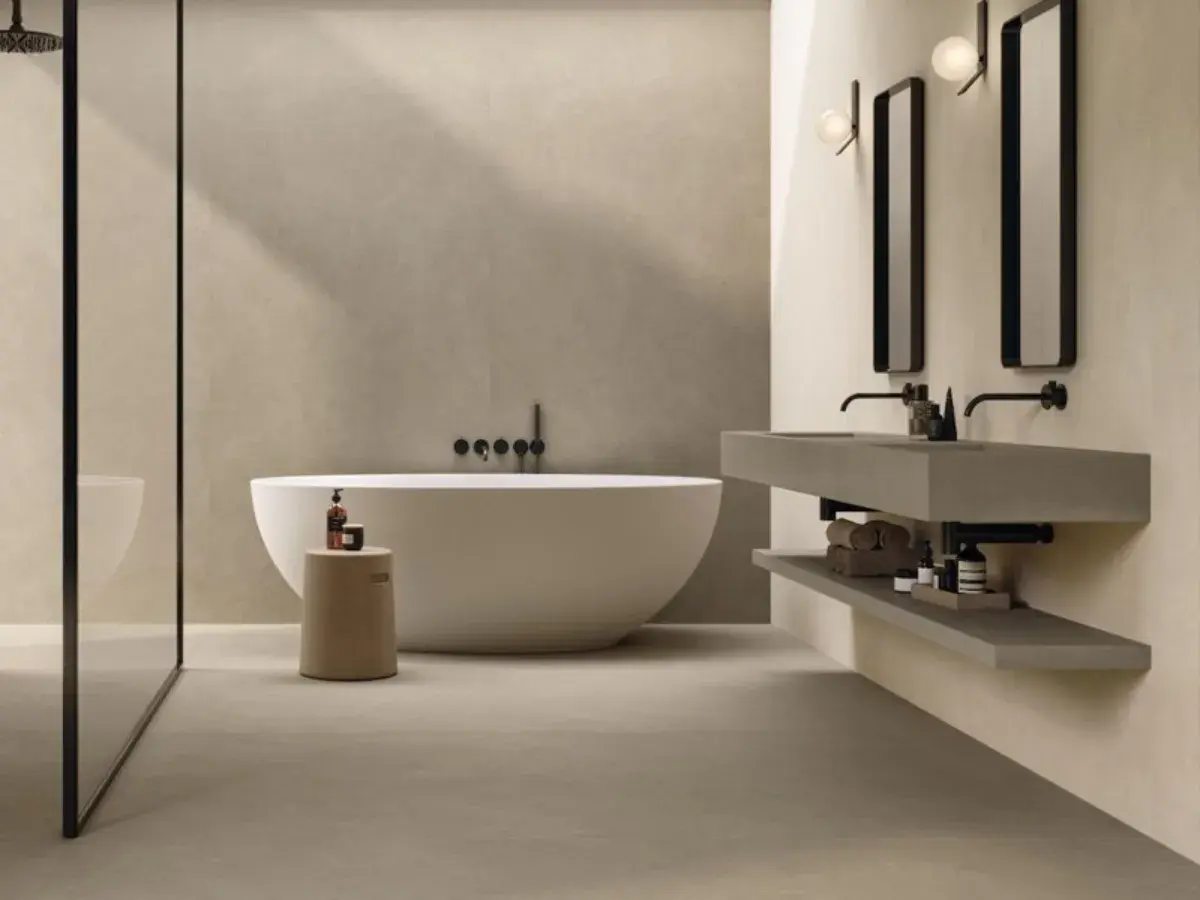 Bagno moderno con vasca freestanding, doccia a vista e doppio lavabo sospeso. La posa del rivestimento bagno crea un'atmosfera rilassante.