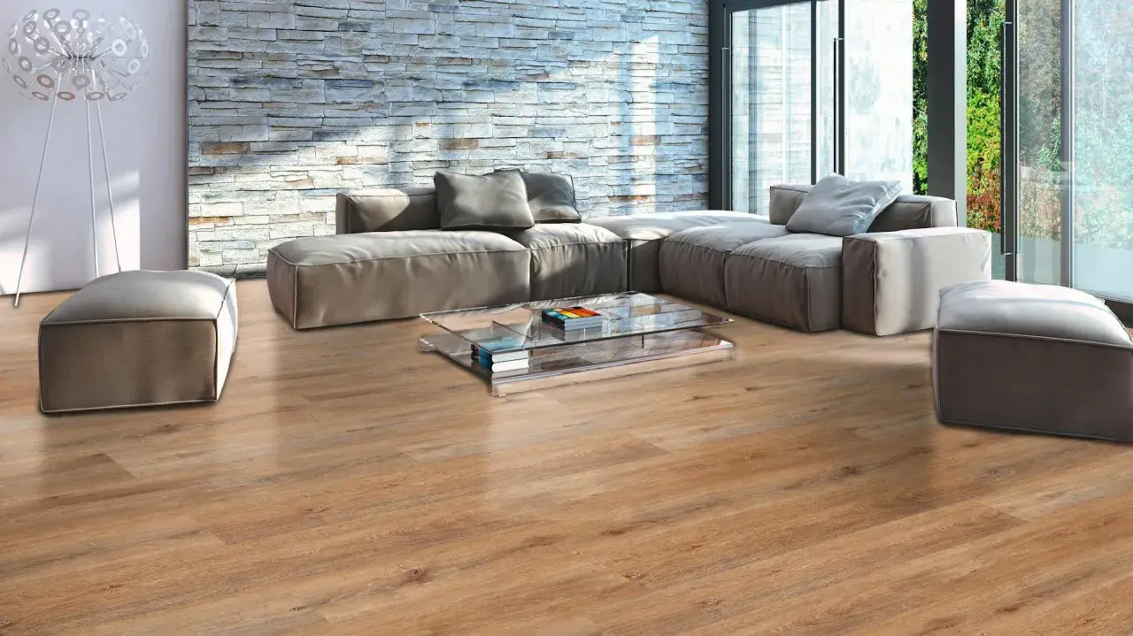 Soggiorno moderno con divano angolare, tavolino in cristallo e un caldo pavimento in vinilico effetto legno.