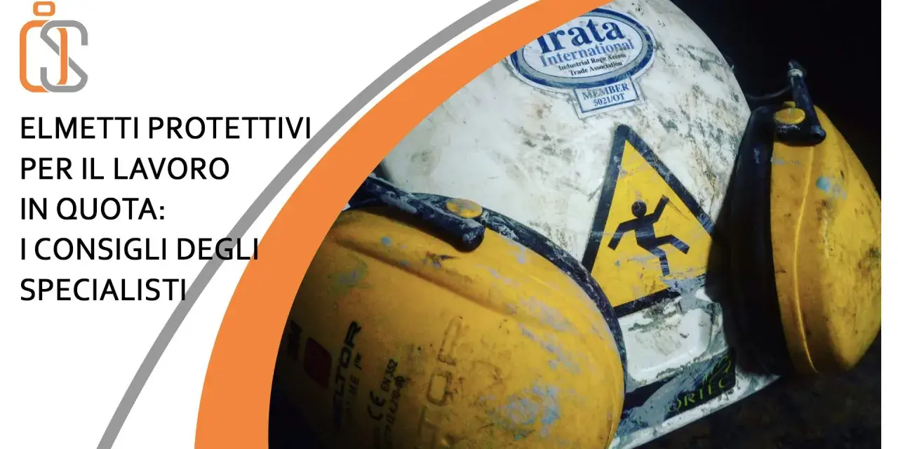 Elmetto da cantiere normativa: due caschi protettivi, uno bianco con simbolo di pericolo e uno giallo, pronti per lavori in quota.