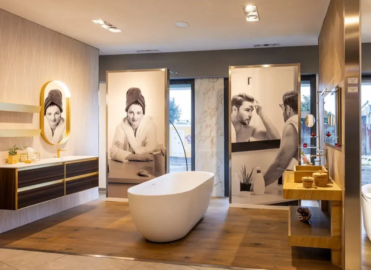 Bagno moderno con vasca freestanding, arredi eleganti e stampe artistiche. Ottime idee rivestimento bagno per un look sofisticato.