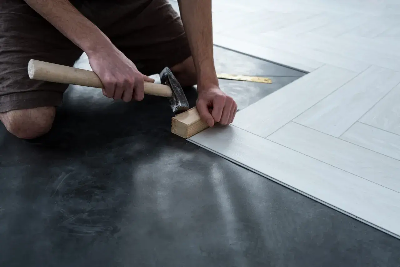 Installazione di un nuovo pavimento in laminato chiaro. Scopri quanto costa rifare il pavimento con questo stile moderno.