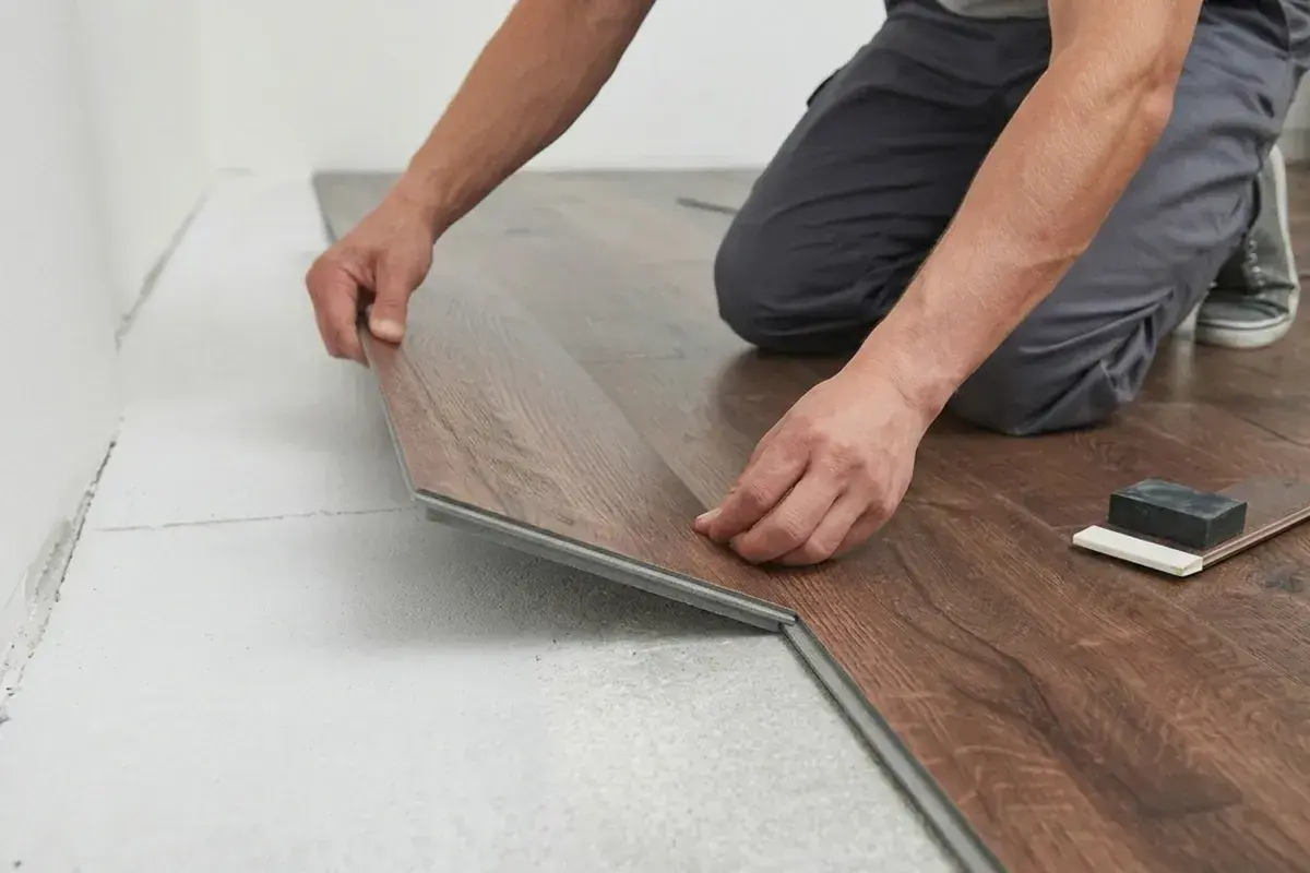 Installazione di un nuovo pavimento in gres porcellanato effetto legno. I tempi di posa sono rapidi grazie al sistema a click.