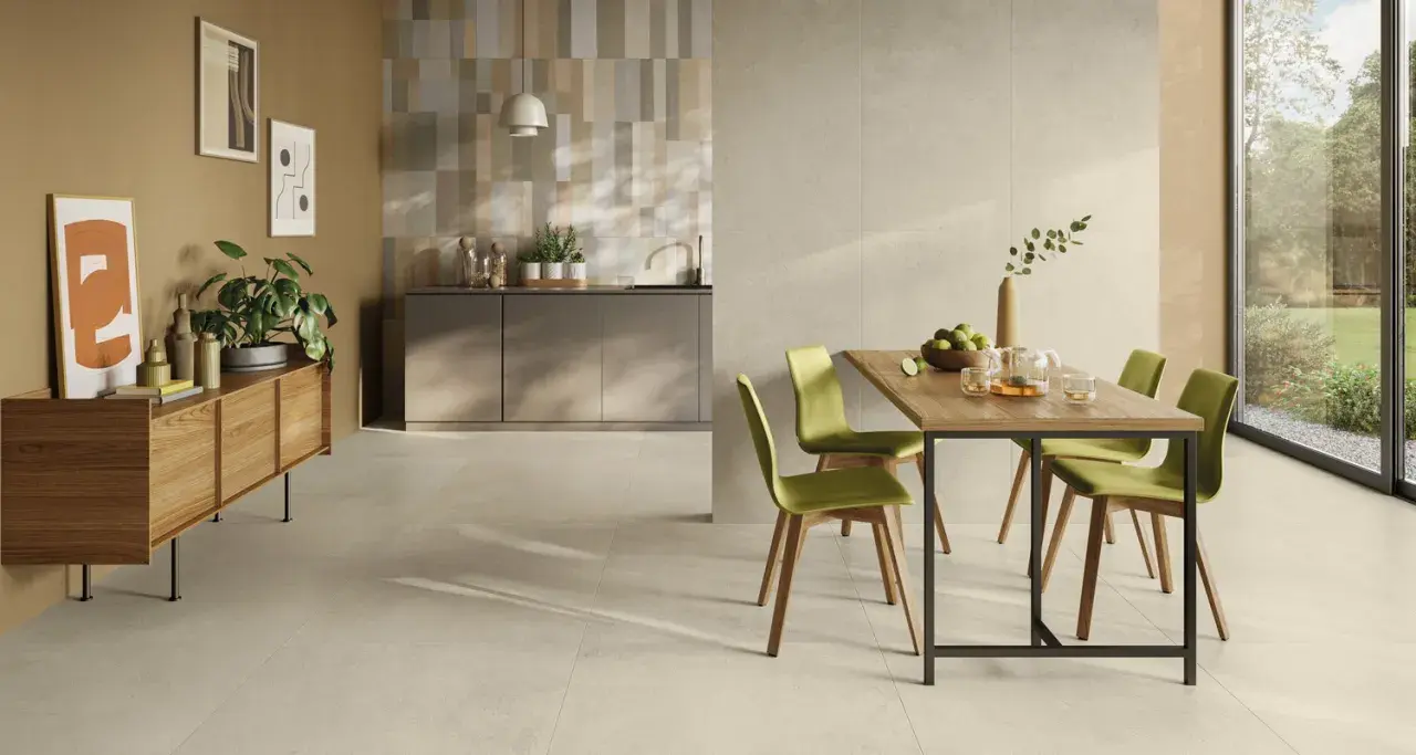 Pavimento cucina idee: un ambiente moderno con tavolo in legno, sedie verdi e una cucina a vista.