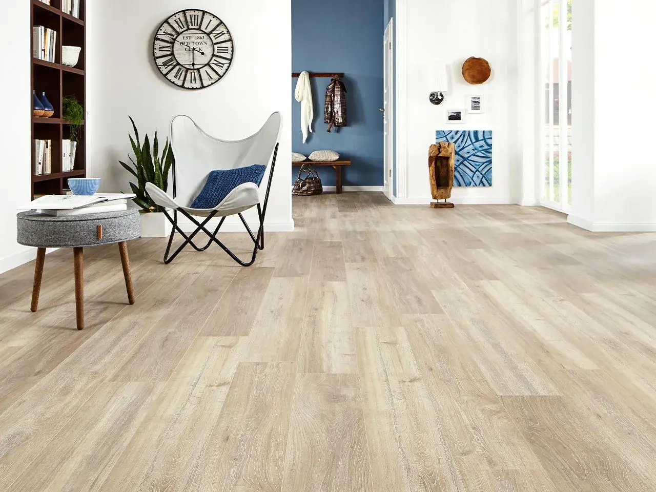 Un soggiorno moderno con un pavimento in gres laminato chiaro che dona luminosità e un tocco naturale.