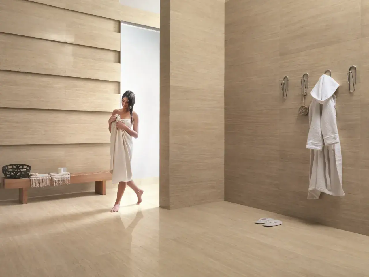 Bagno moderno con rivestimenti effetto legno. Scopri il kerlite prezzo mq per un look di lusso.