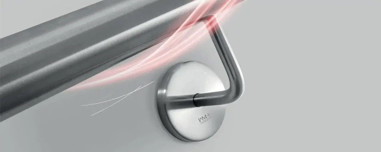 Maniglia in acciaio spazzolato, con un effetto visivo di calore o energia che scorre. Se l'acciaio corroso come rimediare è il tuo problema, questo design è una soluzione elegante.