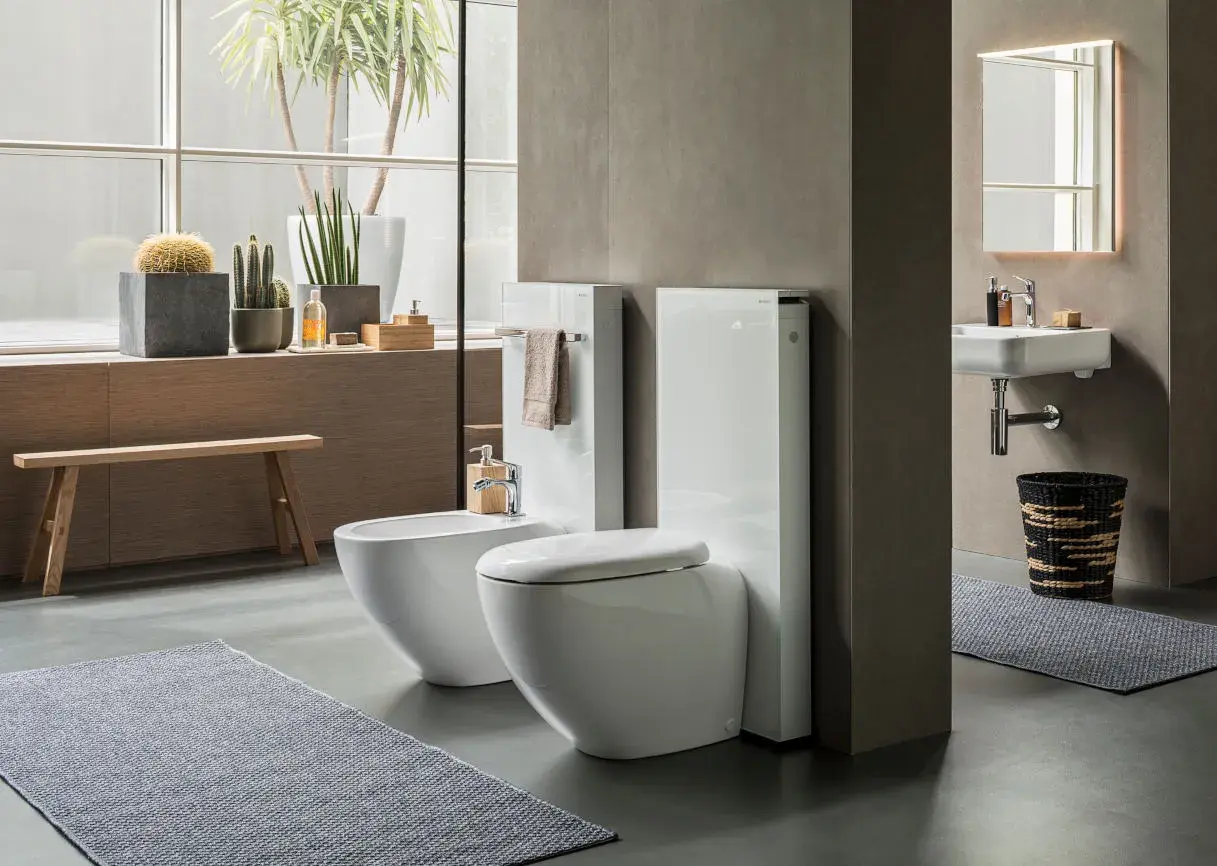 Bagno moderno con bidet e WC sospesi, idee bagno piccolo con piante e panca in legno.