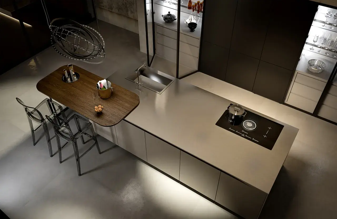 Un'elegante cucina moderna con isola centrale in acciaio spazzolato, piano a induzione e un'area snack in legno. Perfetta per chi ama lappare in cucina con stile.
