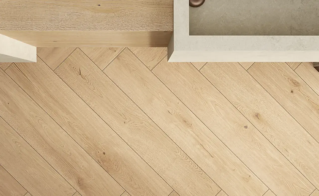 Pavimento in gres effetto legno posato a spina di pesce. Le fughe sottili e scure risaltano il colore naturale del legno, creando un effetto caldo e accogliente.
