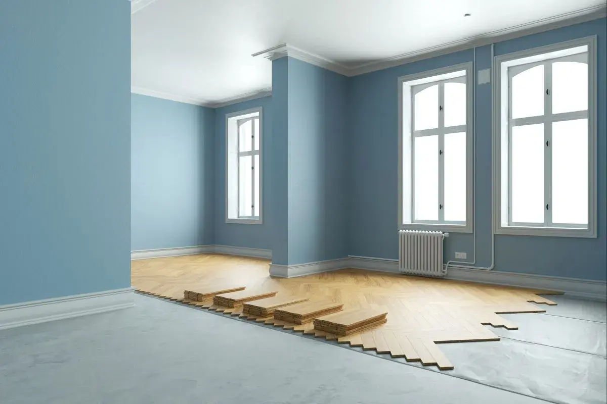 Parquet in posa in una stanza con pareti azzurre. Un'idea per il tuo nuovo pavimento, scopri i **cotto d'Este prezzi** per un risultato elegante.