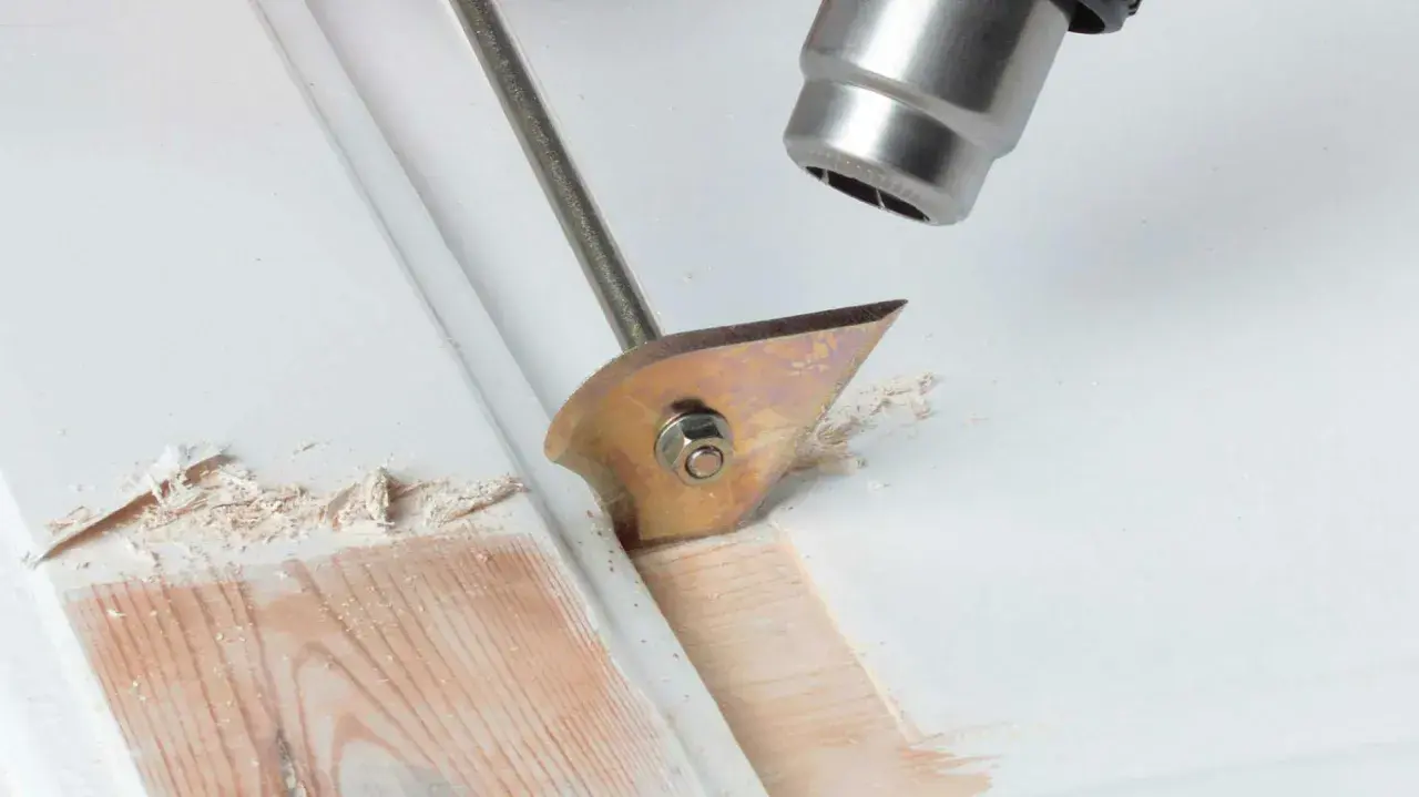 Strumento per sverniciare ringhiera in legno, rimuove la vecchia vernice con precisione.
