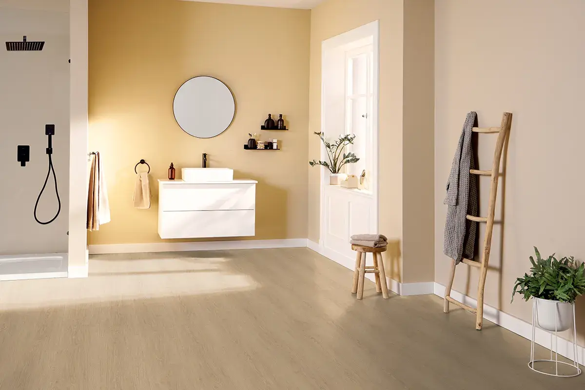 Bagno moderno con doccia, lavabo sospeso e un caldo bagno con pavimento effetto legno.
