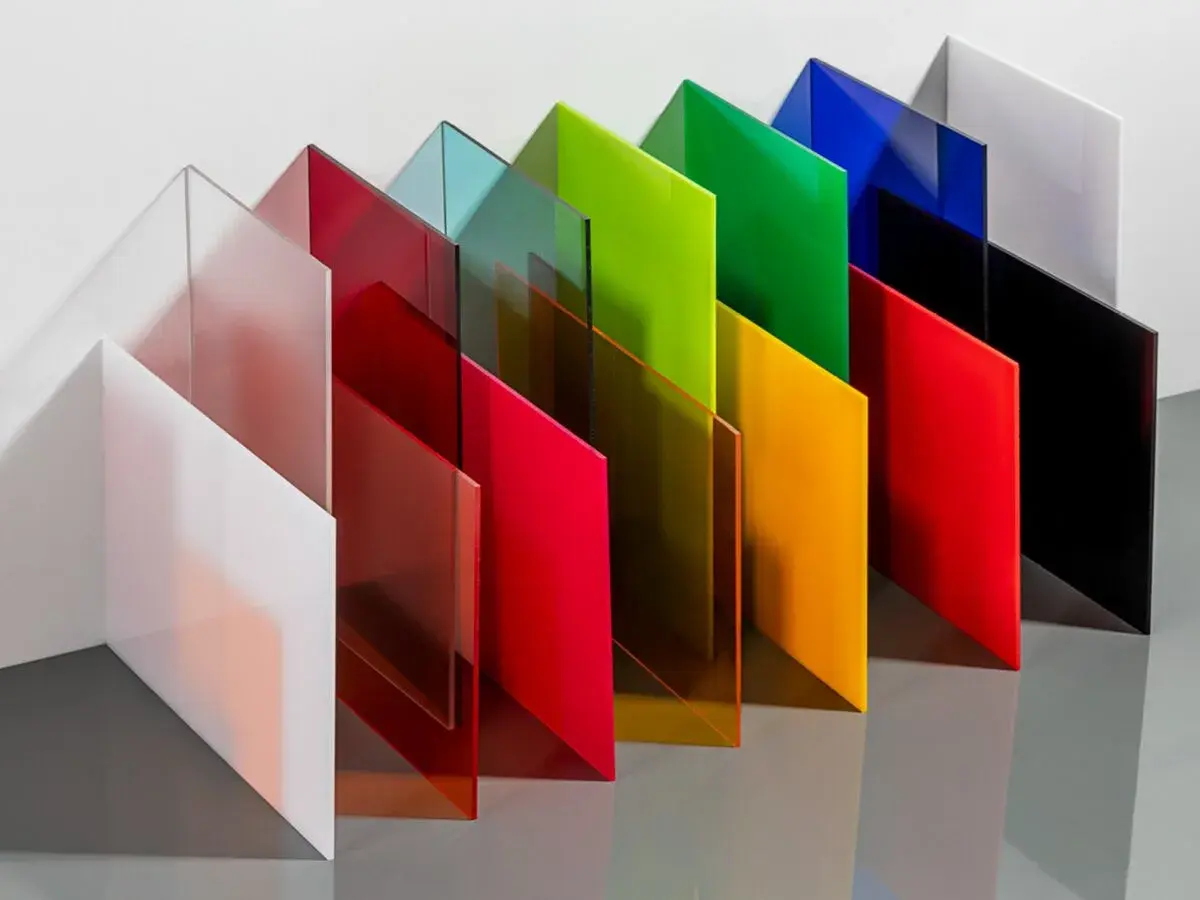 Lastre di vetro acrilico colorato, disposte a gradoni, mostrano la versatilità di questo materiale.