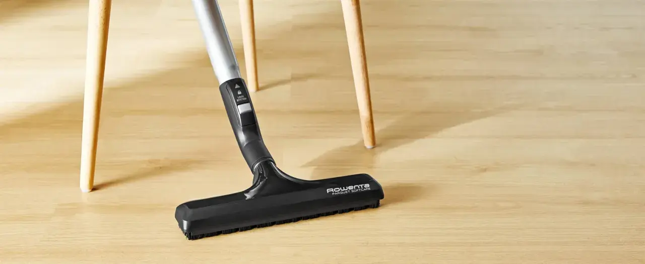Spazzola Rowenta per la pulizia parquet, con setole delicate per non graffiare il legno.
