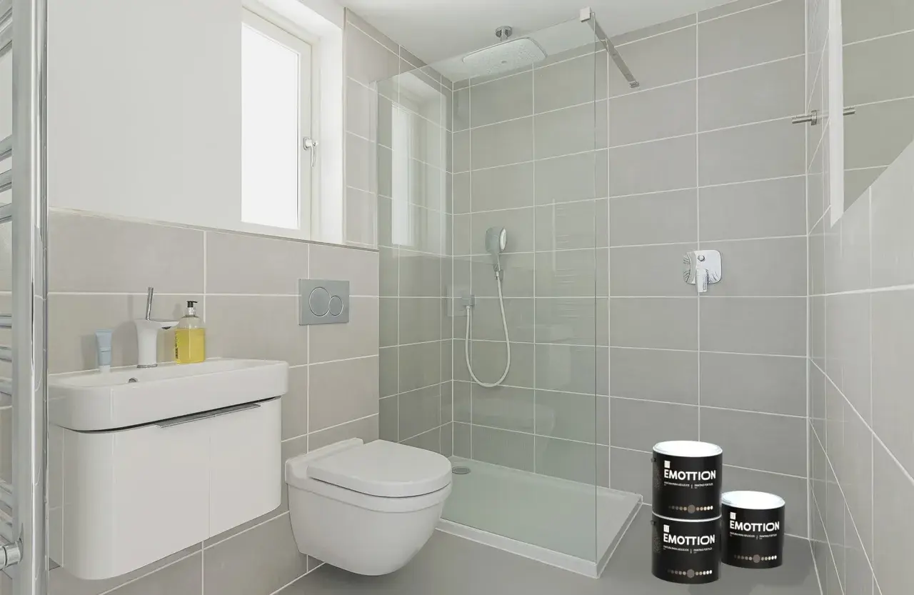 Bagno moderno con doccia, lavabo e WC. Due barattoli di pittura piastrelle bagno "Emottion" sono posizionati vicino alla doccia.
