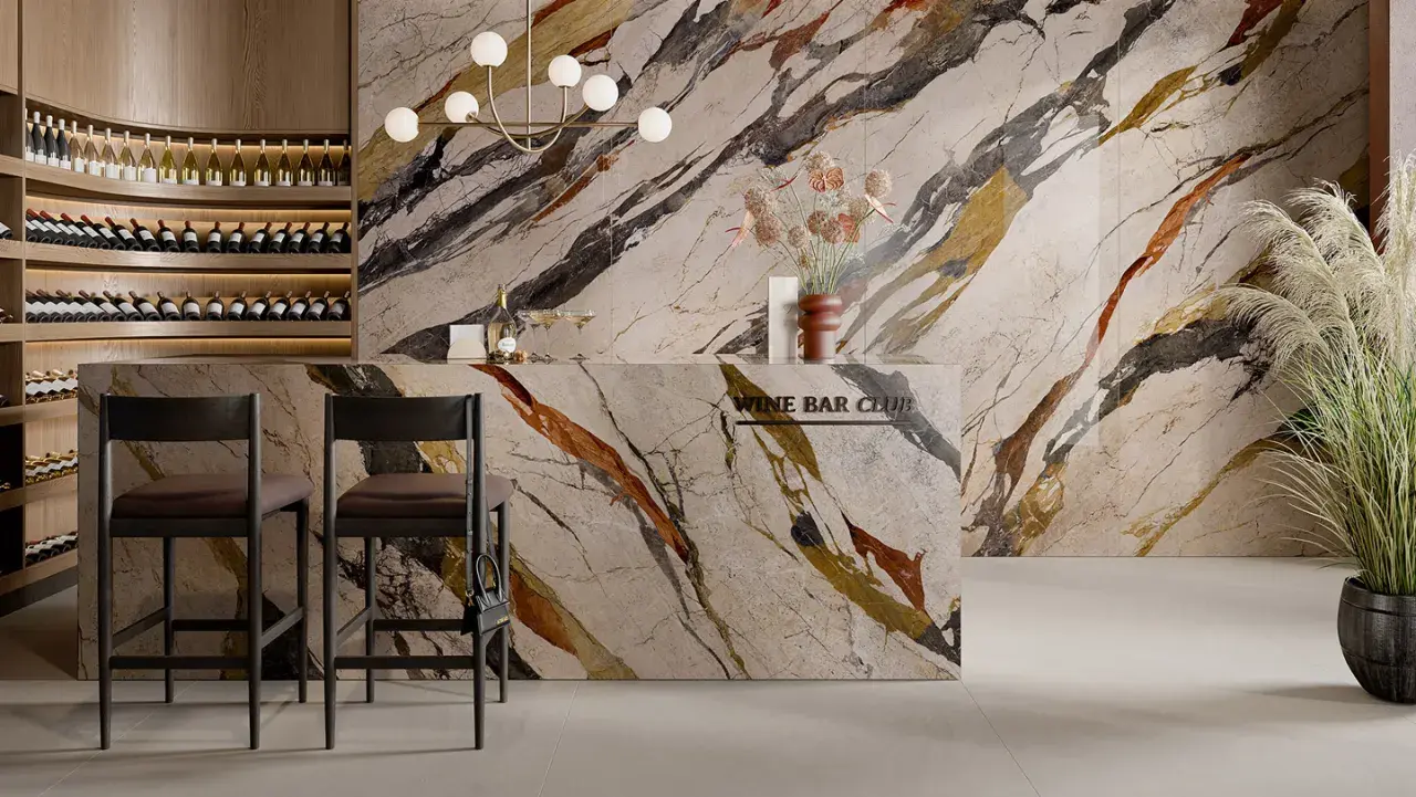 Elegante wine bar con scaffali in legno pieni di bottiglie, bancone in marmo con venature colorate e sedie in legno scuro. Il pavimento marmo e legno crea un ambiente raffinato.