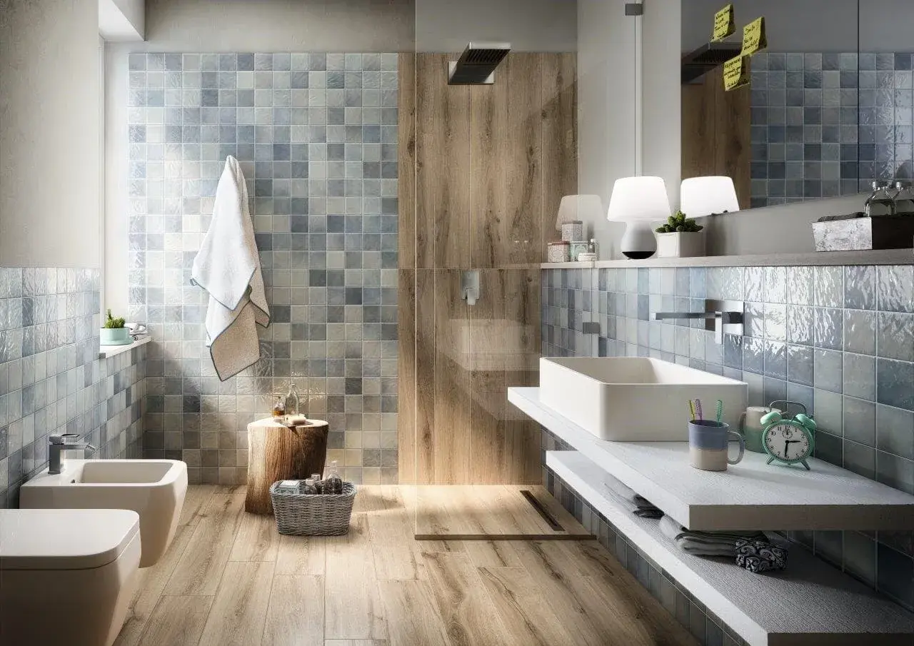 Bagno moderno con piastrelle blu e legno. Scopri come pulire le piastrelle del bagno per mantenerle splendenti.