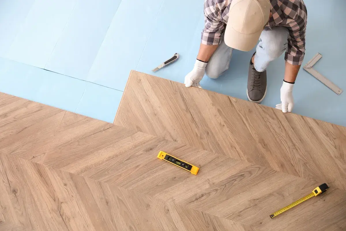 Installazione parquet a spina di pesce, con livella e metro. Soluzioni per dislivello pavimento.