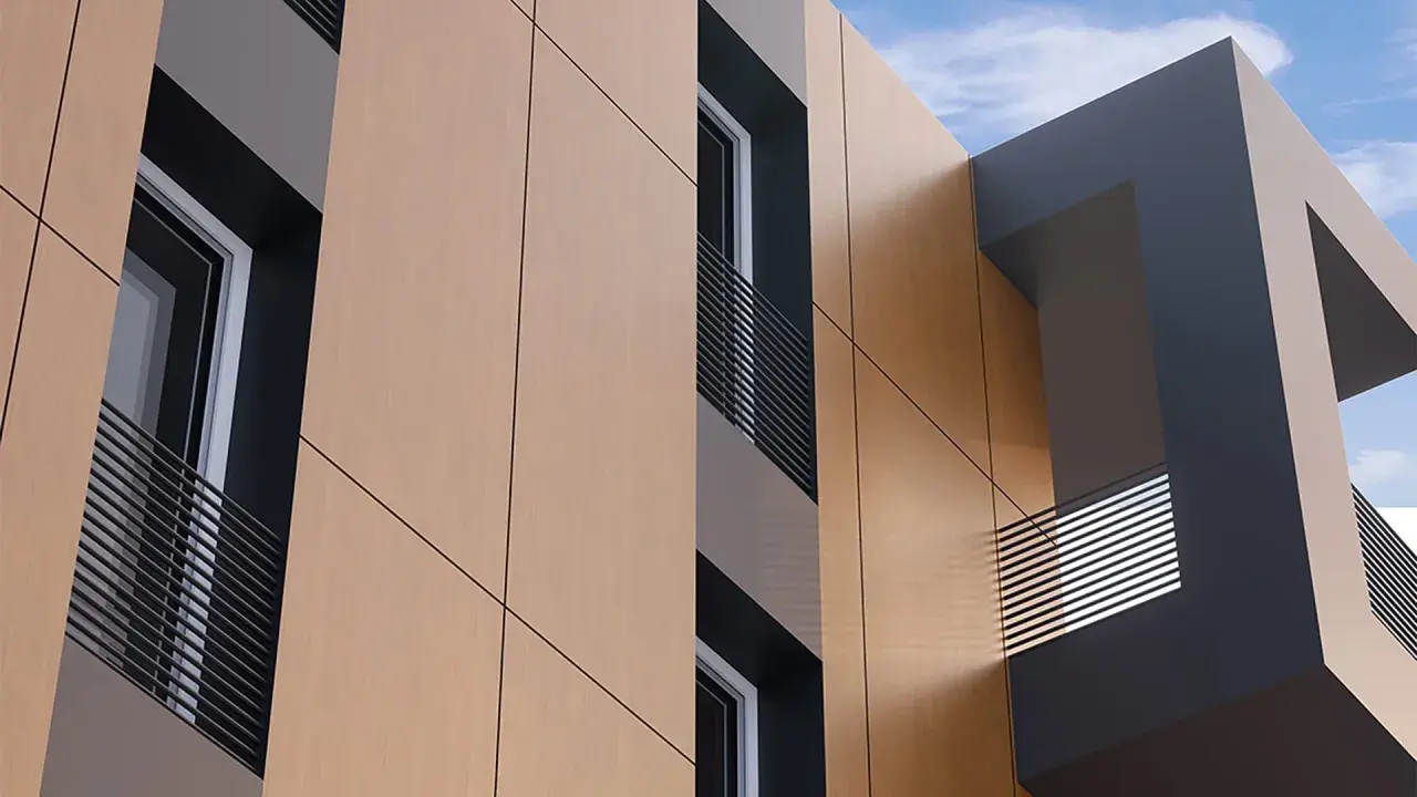 Moderna facciata ventilata con pannelli color legno e dettagli in grigio scuro. Finestre con balconi a ringhiera metallica.
