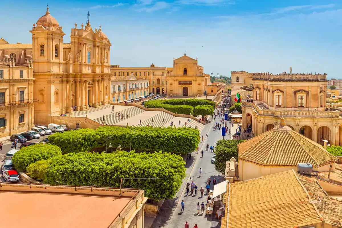 Piazza del Duomo a Noto, con la cattedrale barocca e le vie animate, un capolavoro di pietra di Noto sotto il sole siciliano.