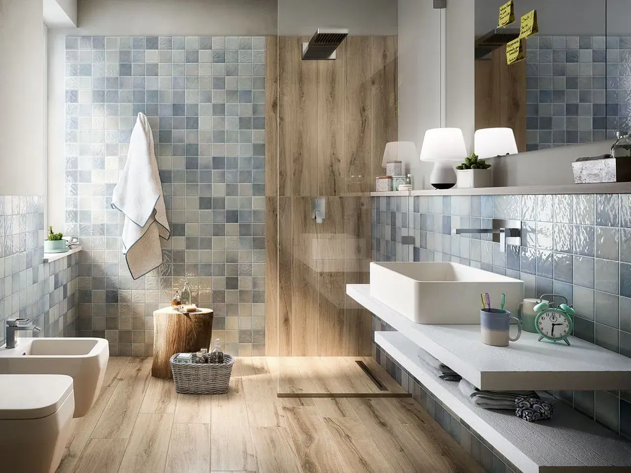 Bagno rustico contemporaneo con piastrelle azzurre e inserti in legno. Lavabo rettangolare, bidet e doccia a vista.