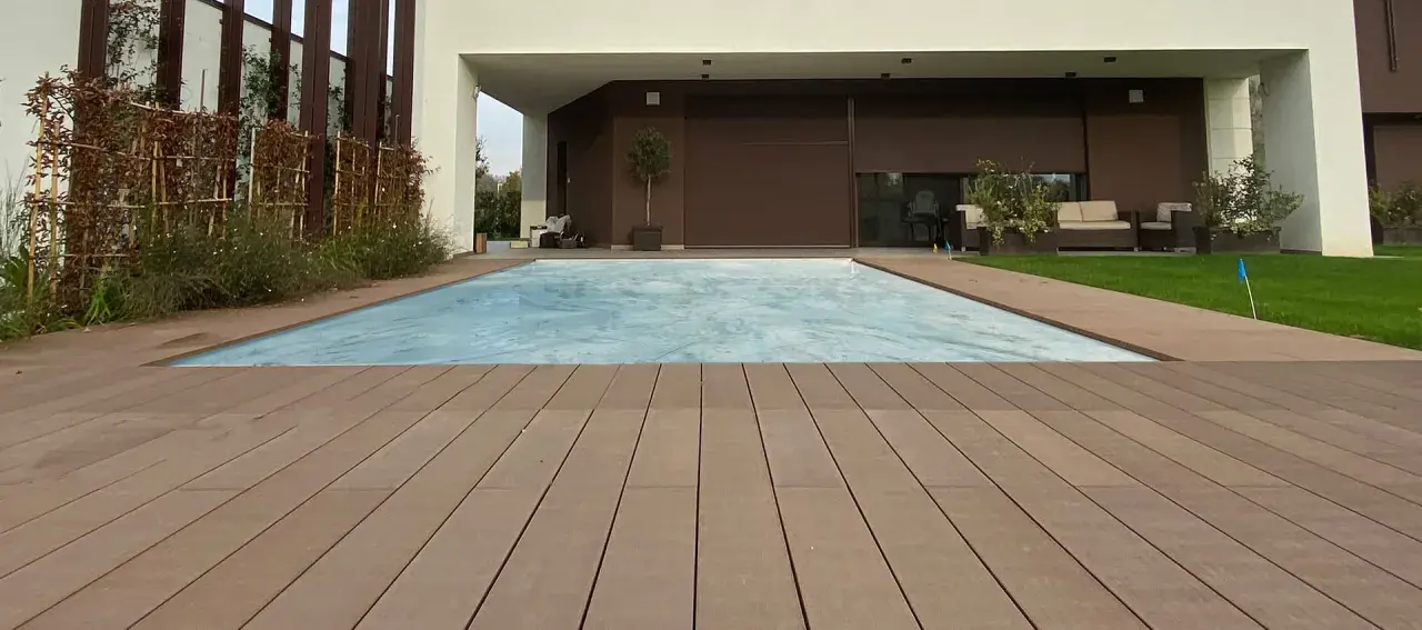 Ponte in legno effetto parquet, ideale per creare pavimenti esterni economici e moderni attorno alla piscina.