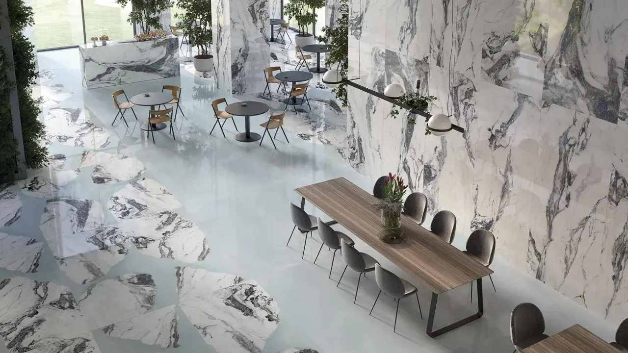 Un elegante spazio con pavimenti e pareti in marmo, tavoli e sedie moderne. Il **significato lappato** si riflette nella finitura liscia e lucida delle superfici.