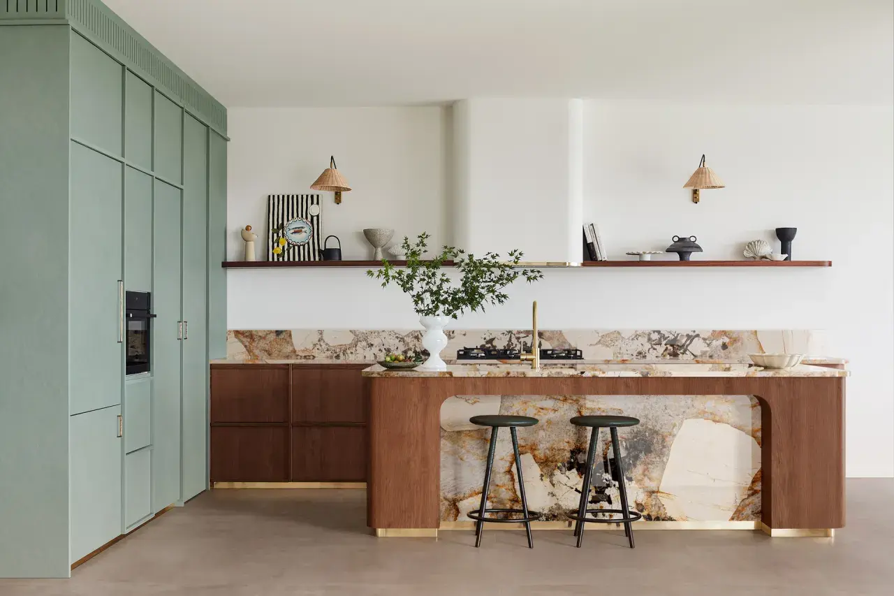 Cucina moderna con isola centrale in marmo e legno, pensili verdi e sgabelli. Ottime idee piastrelle cucina per un look di design.