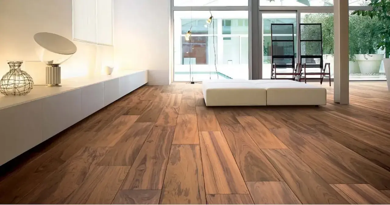 Pavimento in legno scuro, elegante e moderno. Quanto costa mettere parquet 100 mq per un salotto così?